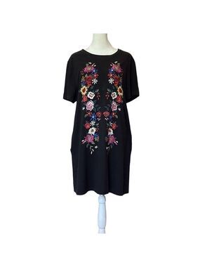 Umgee Size L black dress with floral embroidery. Short sleeves colorful